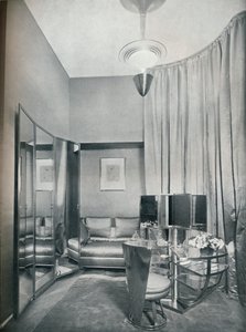 Del av ett omklädningsrum i boudoir i duvgrå satin och förkromad metall, av Eugene Printz från P av Unbekannt