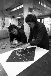 Pascal Gauvard, medgrundare av Pasnic gravyrverkstad, Annie-Paule Thorel, fransk målare. Analys av ett tryck. Pasnic gravyrverkstad i Paris 2009. av Unbekannt