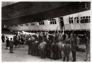 Passagerare som går ombord på Zeppelin LZ 127 Graf Zeppelin, 1933 av Unbekannt