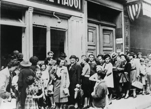 Människor i kö utanför en mejeributik, tyskockuperade Paris, 26 juli 1940 av Unbekannt