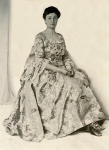 Fotografi av en kincob-brokad, med sidenbroderad stomacher, c1750, 1937. av Unbekannt