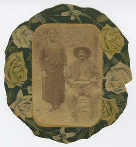 Fotografiskt porträtt av en man och kvinna på blommig pappersbaksida, tidigt 1900-tal. av Unbekannt