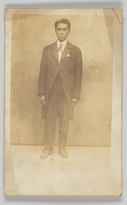 Fotografiskt vykort av en man i kostym, 1904-1918. av Unbekannt