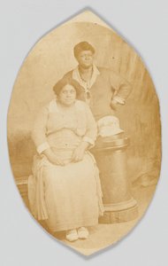 Fotografiskt vykort av två oidentifierade kvinnor, 1918-1930. av Unbekannt