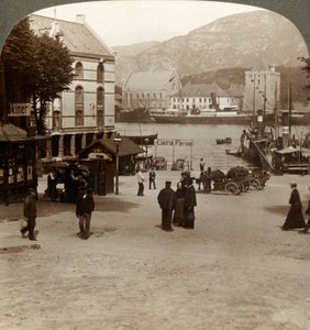 Pittoreska gamla fästningen Bergenhus, från ett torg i modern stad, Bergen, Norge, 1905. av Unbekannt