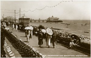 Pir, strandpromenad och läktare, Eastbourne, Sussex, c1920-talet av Unbekannt