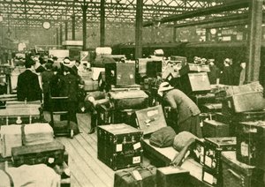 Högar av bagage på Charing Cross Station, 1930. av Unbekannt