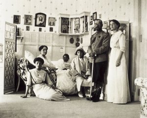 Porträtt av tsar Nicholas II (1868-1918) med sin familj, från vänster till höger Tatiana, Alexandra (hans fru), Anastasia, Maria och Olga, ca. 1910 (s/v foto) av Unbekannt