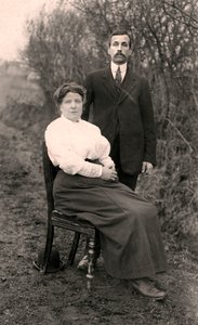 Porträtt av ett par utomhus, tidigt 1900-tal av Unbekannt