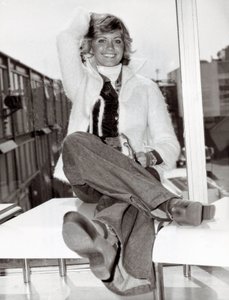 Porträtt av den australiensiska sångerskan och komikern Olivia Newton John (f.1949), London, 1975-05-23 (s/v foto) av Unbekannt