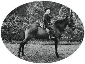 Prins Albert Windsor vid sex års ålder, sittande på en häst, 1902 av Unbekannt