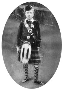 Prins Albert klädd i Highland-klänning, Sandringham, Norfolk, 1909 av Unbekannt