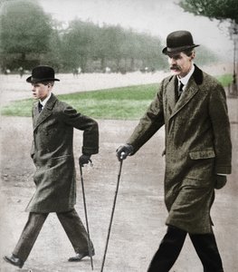 Prins Edward går med Mr HP Hansell, hans lärare, i Auteuil, Frankrike, 1912 1936. av Unbekannt