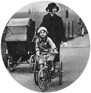 Prinsessan Elizabeth åker trehjuling, mars 1932, 1937 av Unbekannt