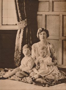 Prinsessan Mary, Viscountess Lascelles, med sina två söner, Gerald och George, 1926 1935 av Unbekannt