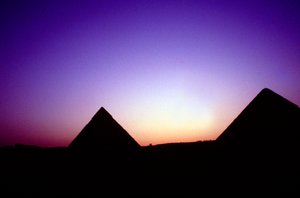 Pyramiderna i Giza, Egypten, vid solnedgången, c2500-talet f.Kr av Unbekannt
