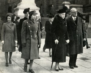 Drottning Mary, prinsessan Elizabeth, prinsessan Margaret..., vapenstilleståndsdag, 1945, 1951. av Unbekannt