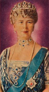 Drottning Mary, gemål till kung George V, i hovklänning, 1935 av Unbekannt