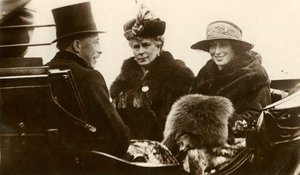 Drottning Mary med Princess Royal och Viscount Lascelles, 1923. av Unbekannt