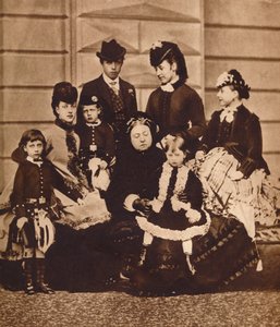 Drottning Victoria med sin svärdotter och barnbarn, c1880 1935 av Unbekannt