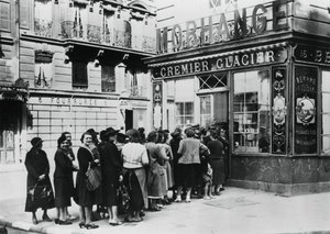 Kön av kvinnor utanför en mejeributik, tyskockuperade Paris, 28 juni 1940 av Unbekannt
