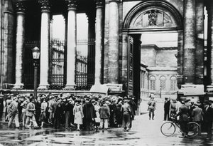 Kö utanför byrån för information för civila i deputeradekammaren, Paris, juli 1940 av Unbekannt