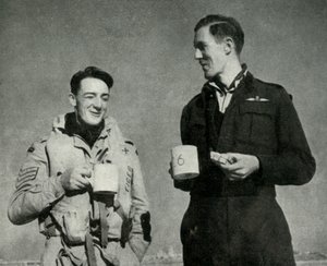 RAF-personal som njuter av en kopp te, Malta, andra världskriget, 1942 1944. av Unbekannt