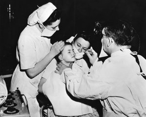 Radiumbehandling för att bota en näsinfektion, Frankrike, c1947-1951 av Unbekannt