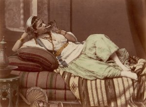 [Låtliggande kvinna röker], 1870-90. av Unbekannt