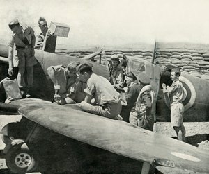 Tankning och återupprustning av Spitfire-jaktare, Malta, andra världskriget, 1942 1944. av Unbekannt