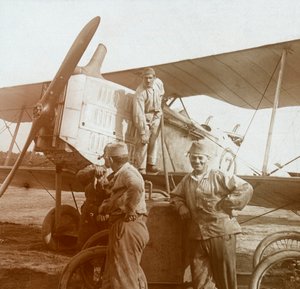 Tankning biplan, c1914-c1918 av Unbekannt