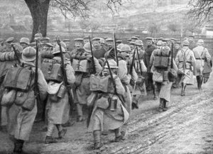 Lättnadsfranskt infanteri passerar en rad fångar, Plessis-de-Roye, Picardie, Frankrike, 30 mars 1918 av Unbekannt