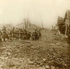 Hjälpinfanteri vid attacken av Douaumont, norra Frankrike, 1916 av Unbekannt