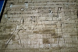 Relief av Ramses III som slår fiender, Ramses III:s bårhustempel, Medinet Habu, c1200 f.Kr. av Unbekannt