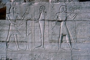 Relief som visar Ramses II före Ptah, Ramesseum, Ramses II-templet, Luxor, Egypten, c1250 f.Kr. av Unbekannt