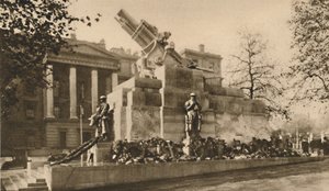 Representation i sten av en 9-tums haubits som orsakade stor kontrovers, c1935. av Unbekannt