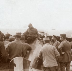 Återvänder från ett uppdrag, c1914-c1918 av Unbekannt
