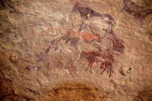 Hällkonst, förhistoria: Hällmålning av en grupp boskap och polykroma karaktärer (herdar och bågskyttar) i ett utsmyckat skydd, i Uweinat-massivet, Sudan. Period från 8000 till 3000 år f.Kr. Fotografi av Unbekannt