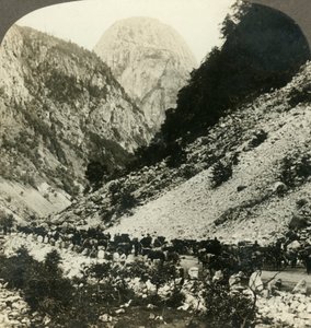 Rocky Jordalsnut 3620 ft. från intill vägen fylld med turistvagnar, Norge, c1905. av Unbekannt
