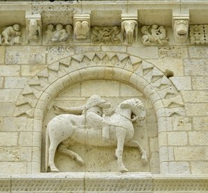 Romansk konst: detalj av fasaden som föreställer Hugues de Surgeres och Geoffroy de Vendome eller kejsar Konstantin I den store vars fot av hästen skulle trampa Heresie och Kristus triumferande av ondska och död, Notre Dame (Notre-Dame) de Surgeres (17700) av Unbekannt