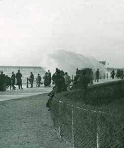 Grovt hav över strandpromenaden vid Hastings, Sussex, sent 1800-tidigt 1900-tal. av Unbekannt