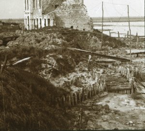 Förstörd byggnad och skyttegravar längs kusten, c1914-c1918 av Unbekannt