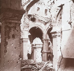 Förstörd kyrka, Albert, norra Frankrike, c1914-c1918 av Unbekannt