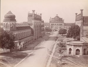 Rumi Darwaza och porten till Bara Imambara vänster med 