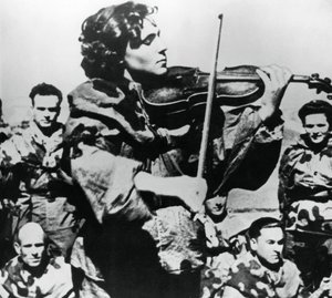 Rysk armésköterska spelar fiol, östfronten, 1944 av Unbekannt