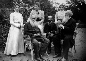 Ryske författaren Leo Tolstoj med besökare, Yasnaya Polyana, Ryssland, sent 1800- eller tidigt 1900-tal av Unbekannt