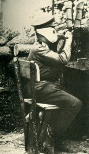Rysk soldat som använder ett periskopgevär, första världskriget, 1914-1918, c1920. av Unbekannt