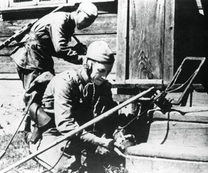 Ryska soldater med mindetektorer rensar ett hus som är fångade i smuts, östfronten, 1944 av Unbekannt