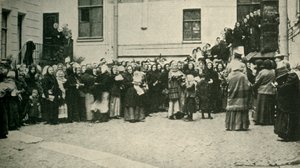 Ryska soldatfruar väntar på nyheter från fronten..., första världskriget, 1915, c1920. av Unbekannt