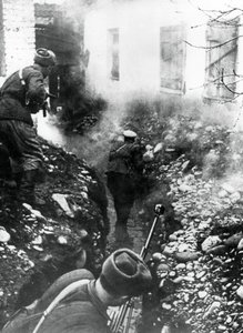 Ryska trupper befriade en by nära Ordhonikidze, Kaukasus, 1942 av Unbekannt